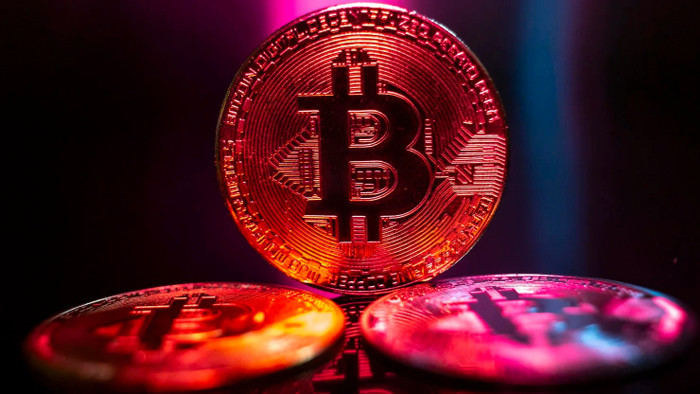 Bitcoin lao dốc xuống dưới 115.000 USD: Làn sóng thanh lý hay cơ hội điều chỉnh?